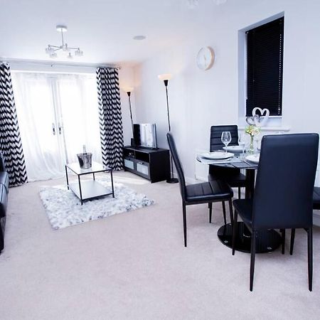 Mills Apartment - Two Bedroom En-Suite Apartment 노샘프턴 외부 사진