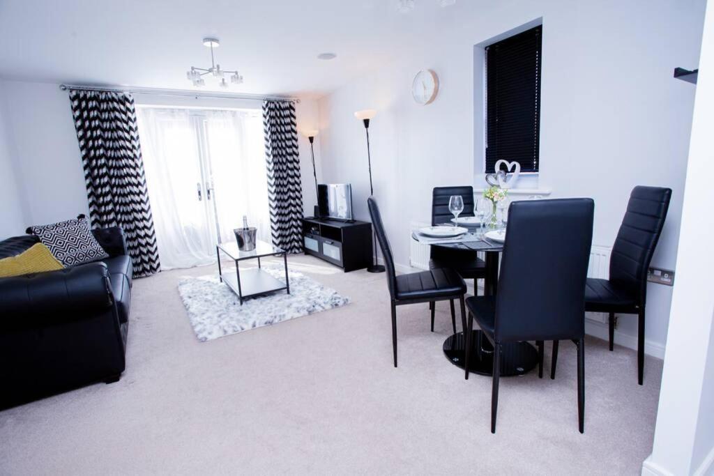 Mills Apartment - Two Bedroom En-Suite Apartment 노샘프턴 외부 사진