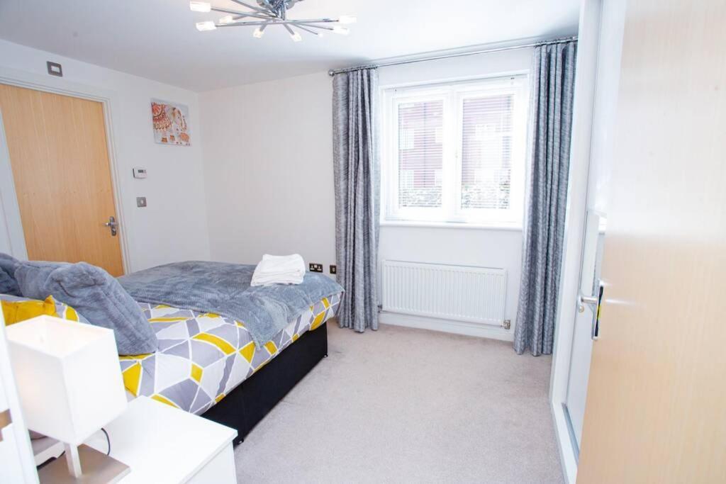 Mills Apartment - Two Bedroom En-Suite Apartment 노샘프턴 외부 사진