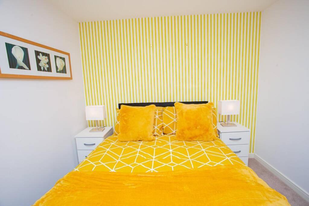 Mills Apartment - Two Bedroom En-Suite Apartment 노샘프턴 외부 사진