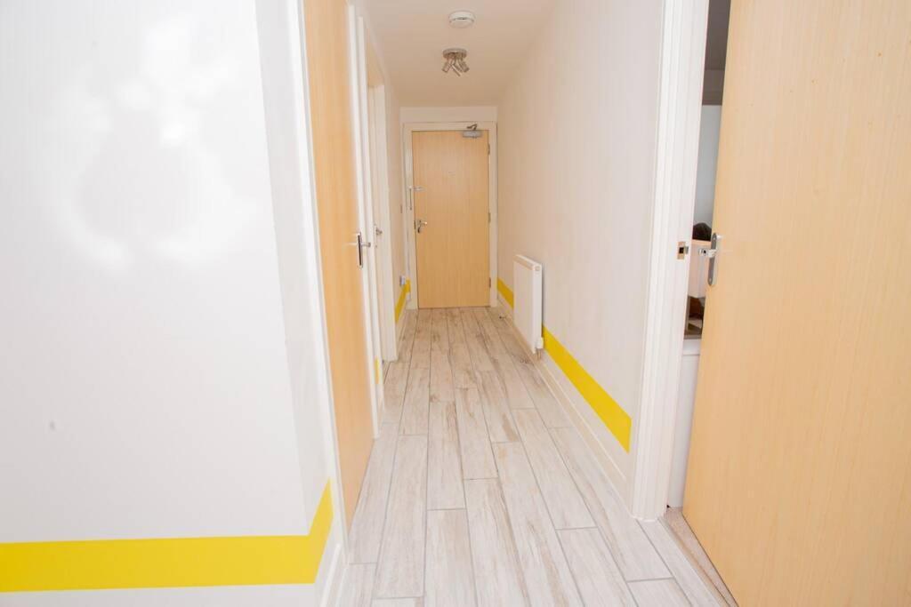 Mills Apartment - Two Bedroom En-Suite Apartment 노샘프턴 외부 사진