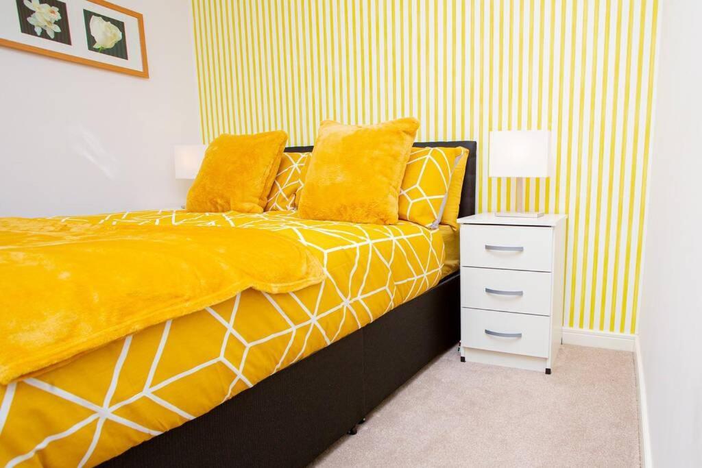 Mills Apartment - Two Bedroom En-Suite Apartment 노샘프턴 외부 사진