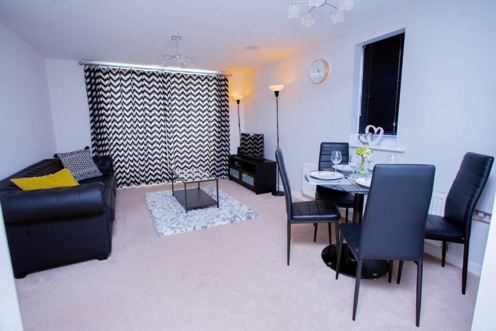 Mills Apartment - Two Bedroom En-Suite Apartment 노샘프턴 외부 사진