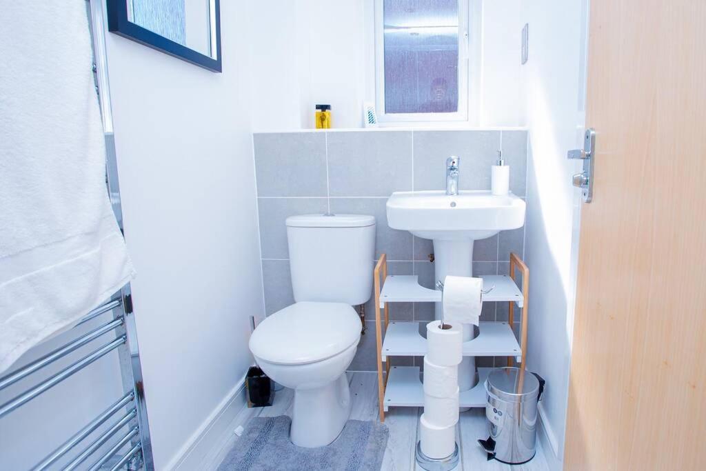 Mills Apartment - Two Bedroom En-Suite Apartment 노샘프턴 외부 사진
