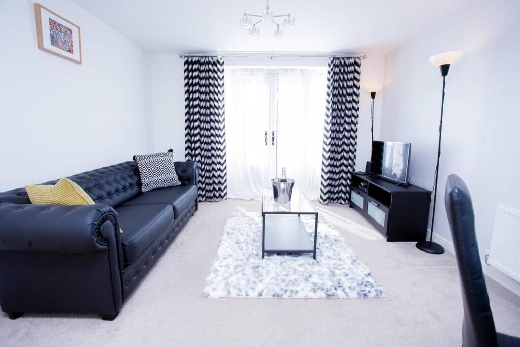 Mills Apartment - Two Bedroom En-Suite Apartment 노샘프턴 외부 사진