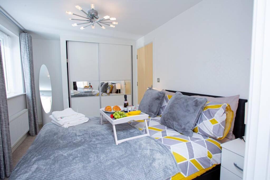 Mills Apartment - Two Bedroom En-Suite Apartment 노샘프턴 외부 사진